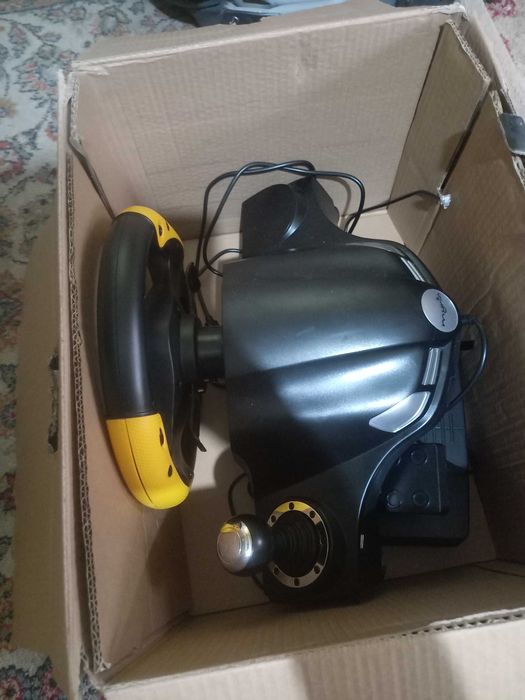 Vand PS 4 si un set volan pentru PS 4  si 2 jocuri