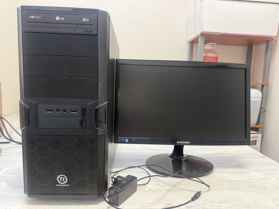Компютър с монитор SAMSUNG