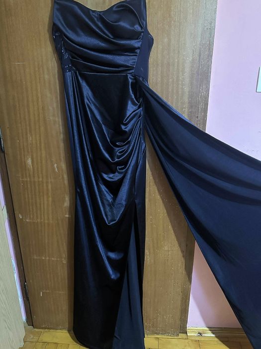 Тъмносиня, сатенена, дълга рокля