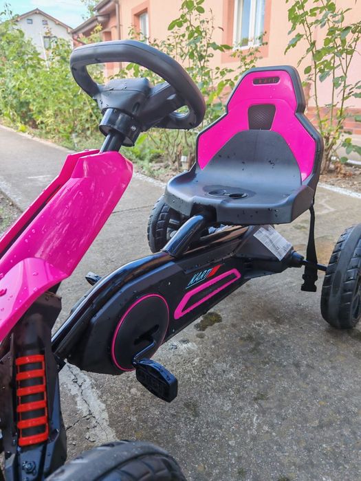 Vând kart cu pedale