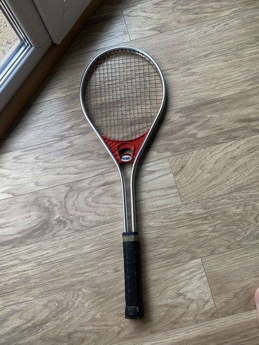 Продава се тенис ракета от 70-80 години