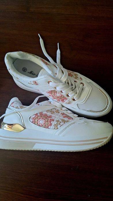 Маратонки с бродерия