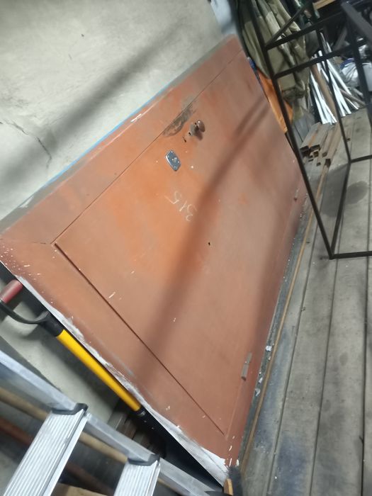 Металлическая дверь