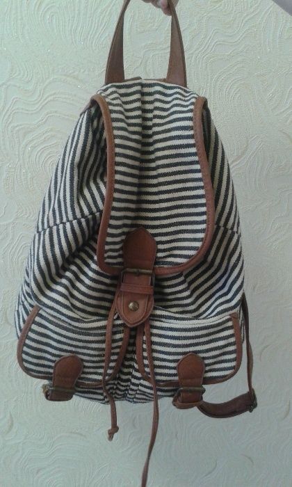 Рюкзак из плотной ткани.