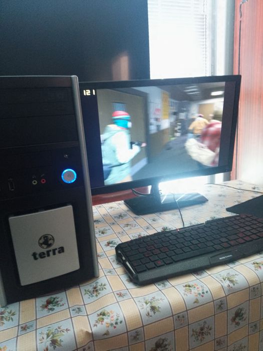 Компютър и монитор