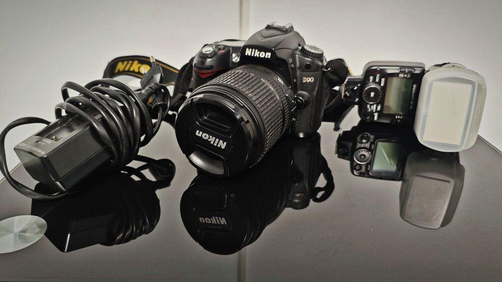 Nikon D90 +blitz Nikon  SB 700+ obiectiv Nikon 18-105 mm