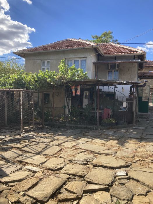 Къща с двор и геран