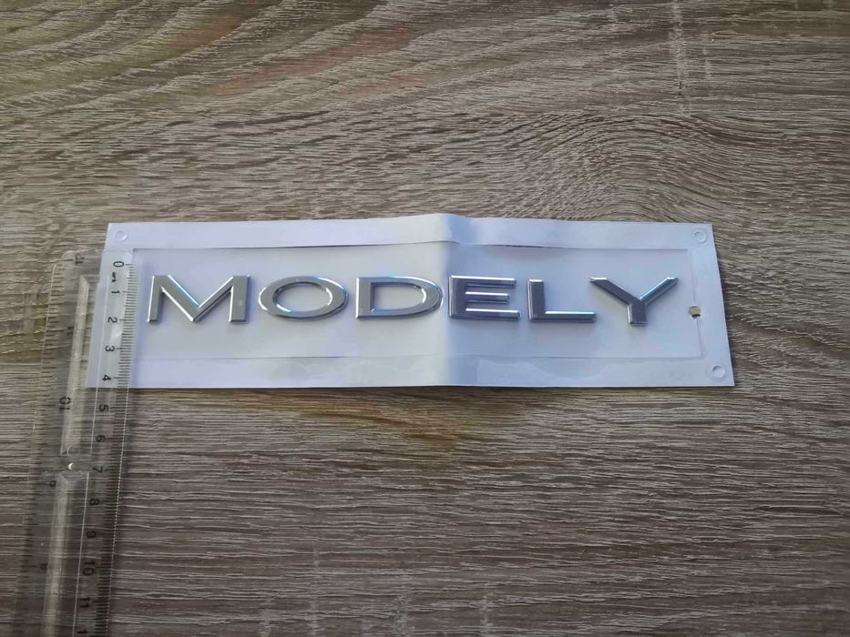 надпис сребрист гланц Tesla Model Y