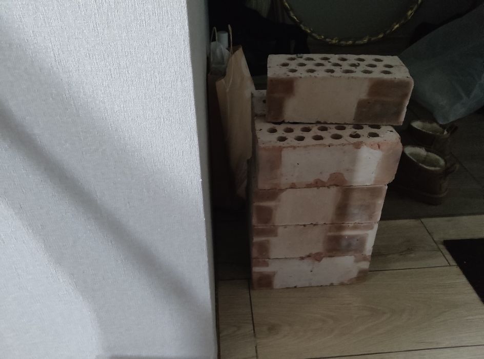 Продается Кирпич новый 9 штук