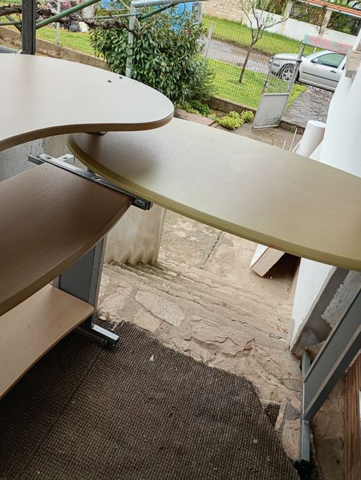 Продавам бюро с подвижен плот