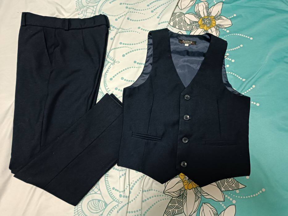 Продается школьный костюм