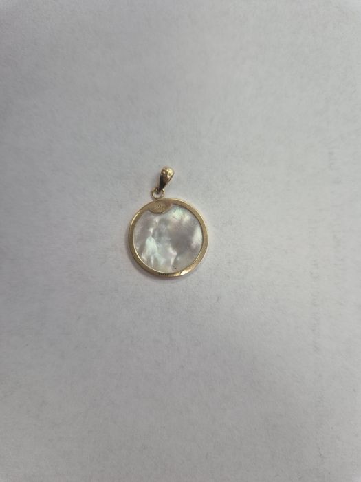 Златен медальон с карта на света и седеф