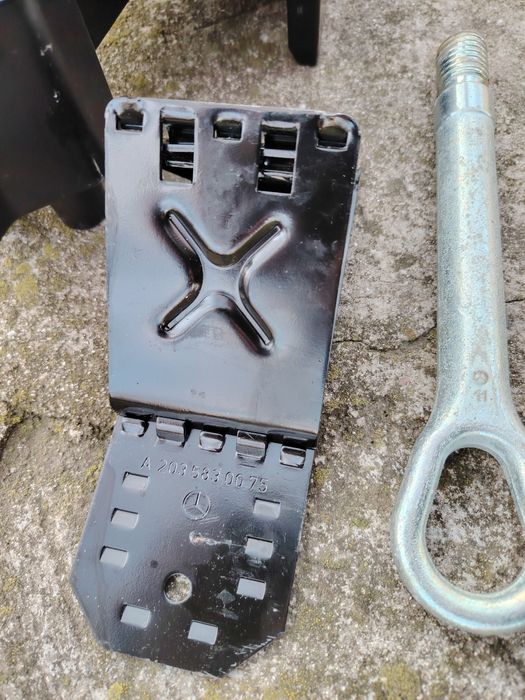 Кука за Мерцедес W204 ,подпора за гума и кутия