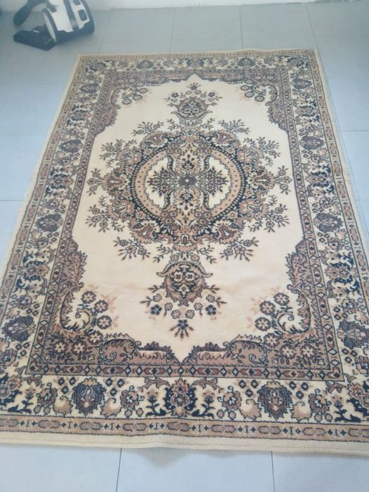 Продам ковры разные.