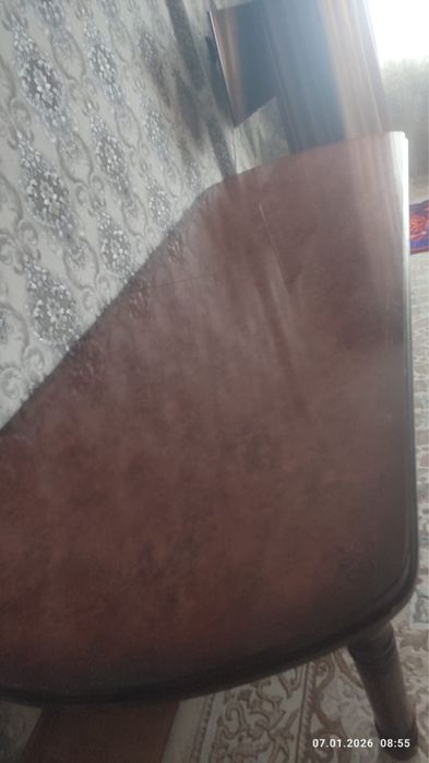 Қатты ағаштан жасалған стол