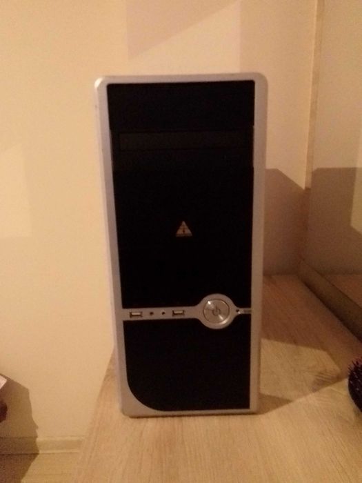 Продавам настолен компютър