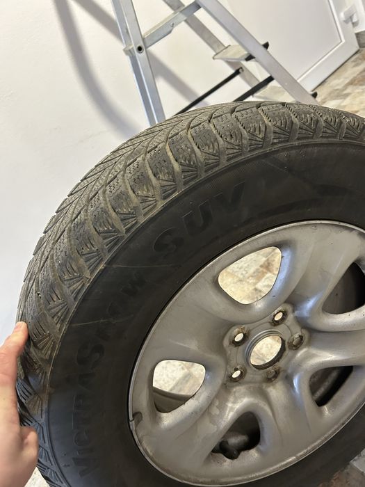 Vand cauciucuri cu genti cu tot