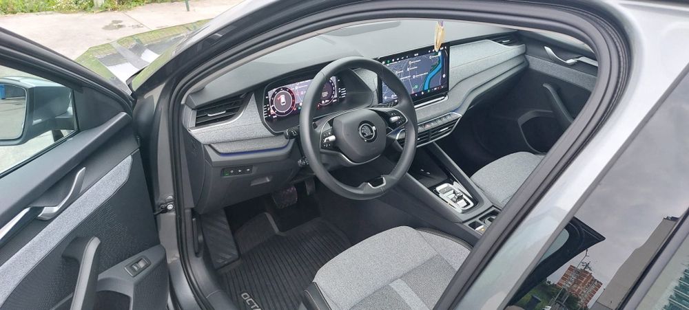 Skoda Octavia FL Combi 2.0 TDI DSG 150CP Matrix LED / Garanție 2028 / 23000km
Prim proprietar – stare noua!
Achiziționată de nouă din România
Pret m