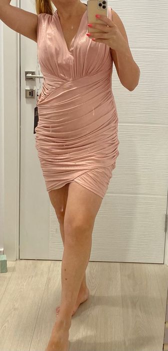 Елегантна рокля с бляскав ефект