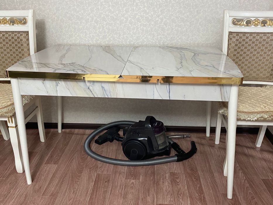 Стол в комплекте с 6 стульями