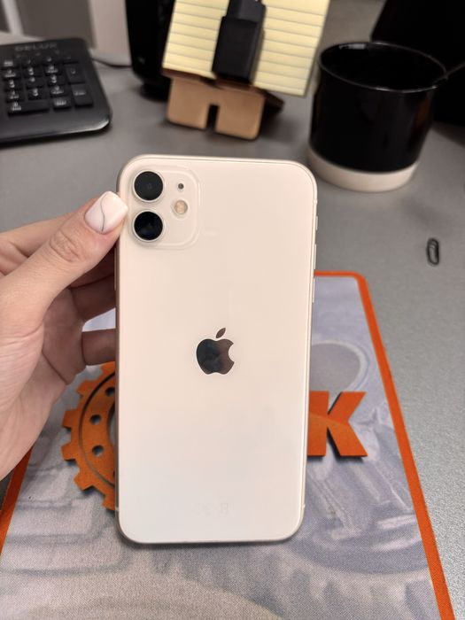 Продам Айфон 11 в белом цвете