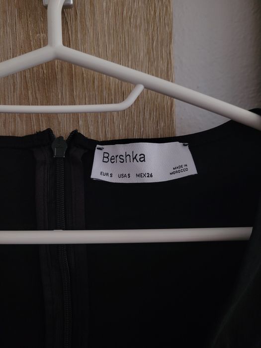Vând rochie elegantă Bershka