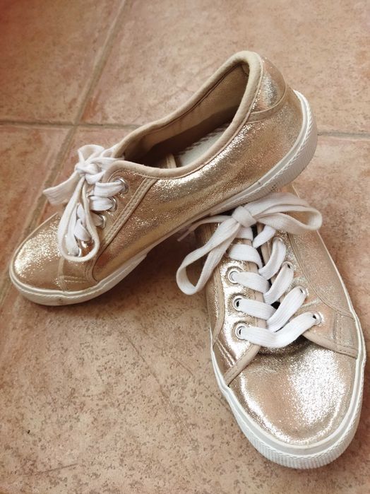 Дамски спортни обувки