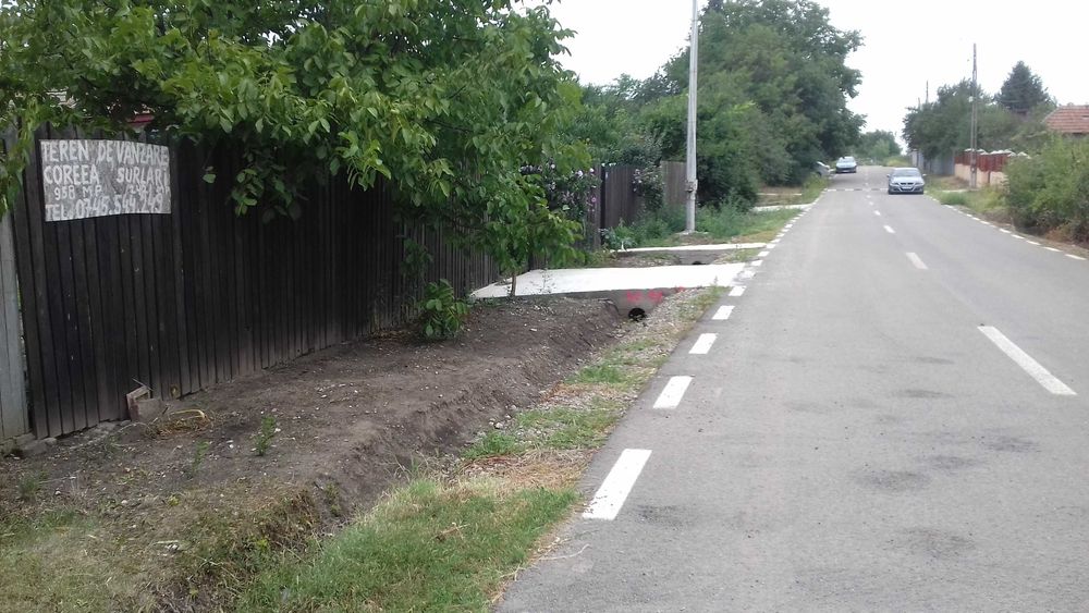 Vând  teren  extravilan    intravilan cu   casă   demolabilă.  in    Surlari