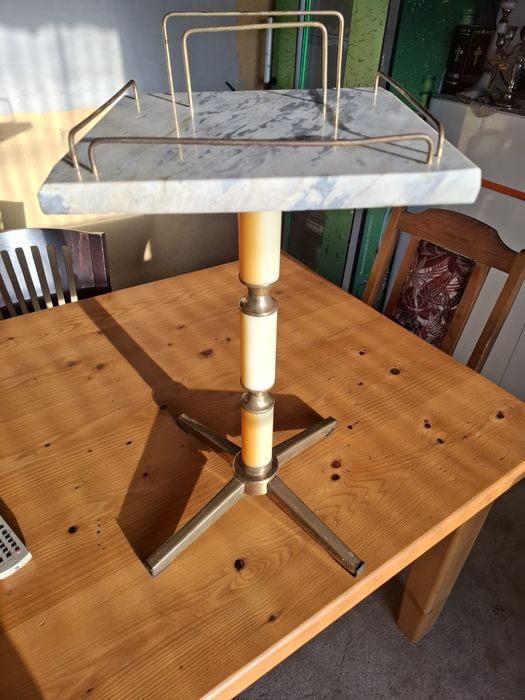 Продавам масичка орнаменти месинг и мраморен плот в много зпазен вид.