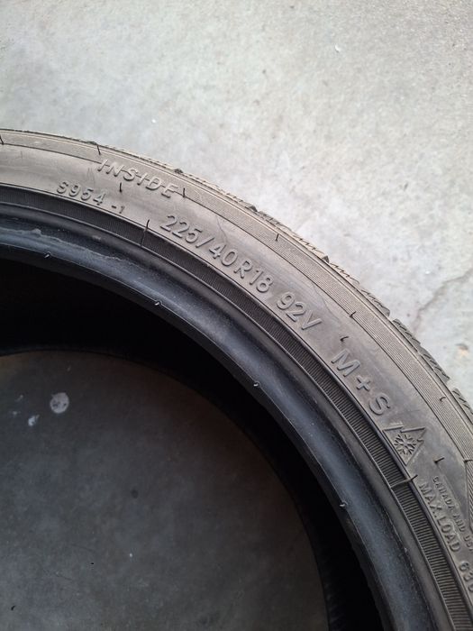 2  Anvelope  de iarnă   225 40 r18 Toyo