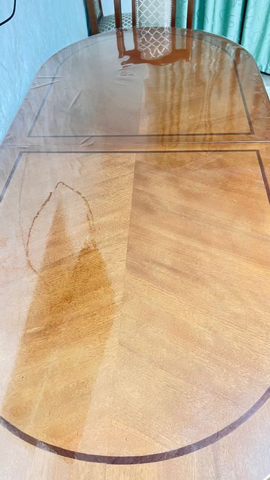 Стол и стулья из дерево.