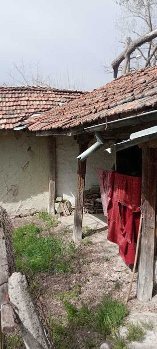 Продавам два обединени имота с две къщи