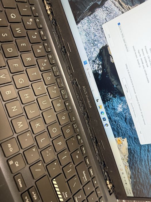 ASUS Vivobook 15 i5-13420H 8GB SSD 512GB Foarte Uzat