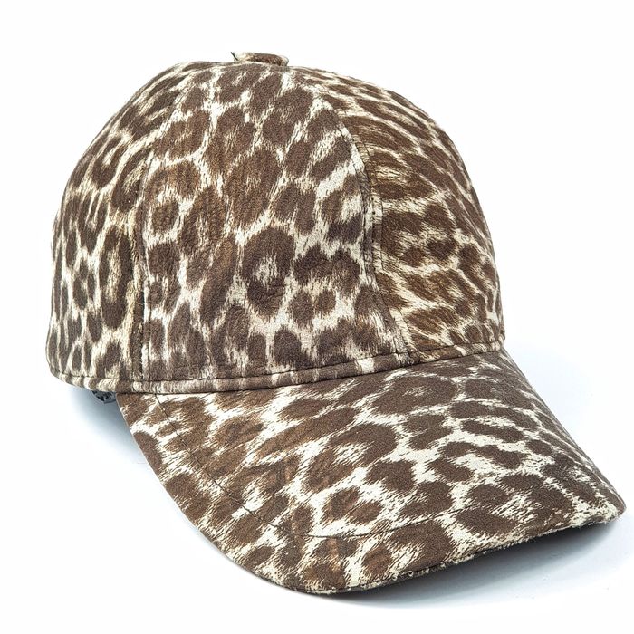 дамска шапка с твърда козирка от естествена кожа мека и приятна