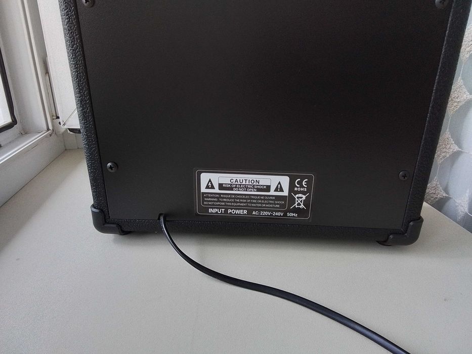 Fender Stratocaster с хамбакером и двумя синглами, комбоусилитель.