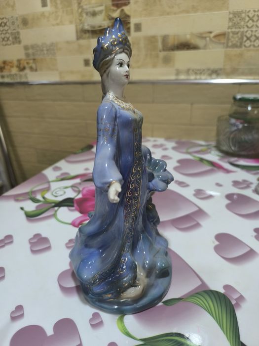 Фарфоровая статуэтка.