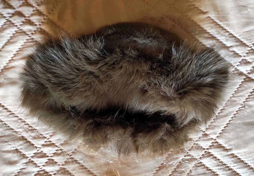 Топла и Стилна Пухена Шапка с кожена гарнитура