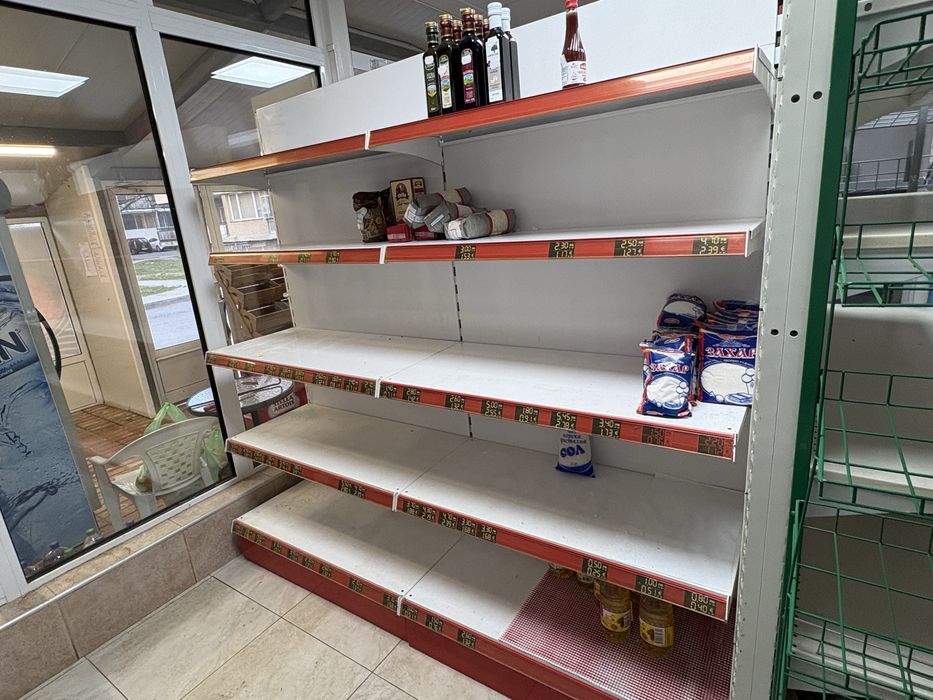 Стъпаловидни дървени стелажи и други неща