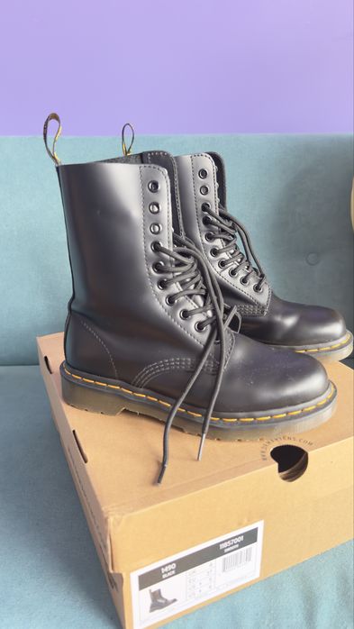 Боти Dr Martens.