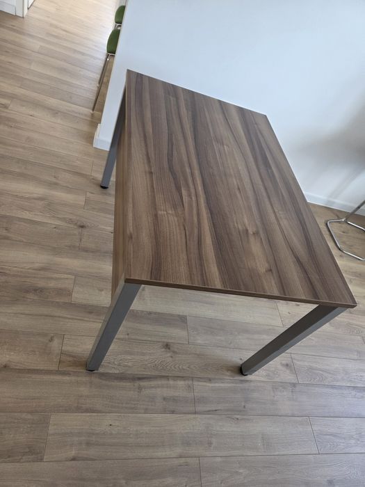 Birou 120x80 cm cu panou frontal, culoare nuc – solid, mici zgarietur
