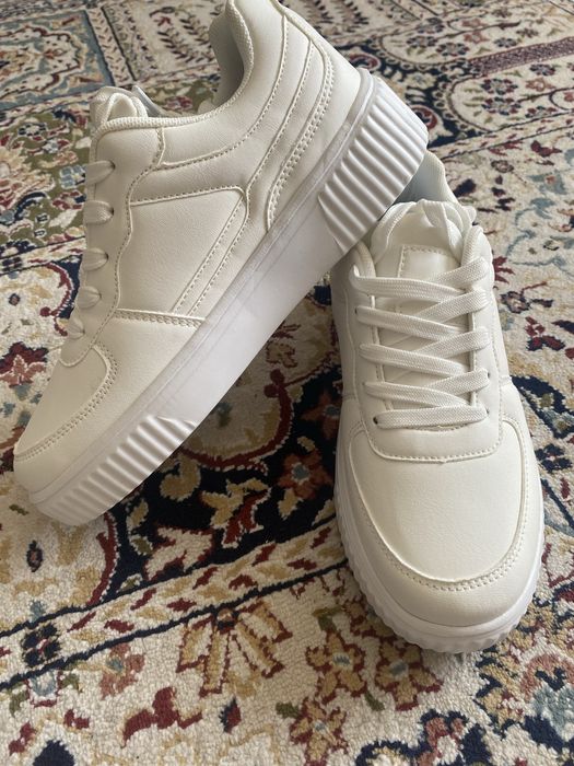 Новые белые кроссовки