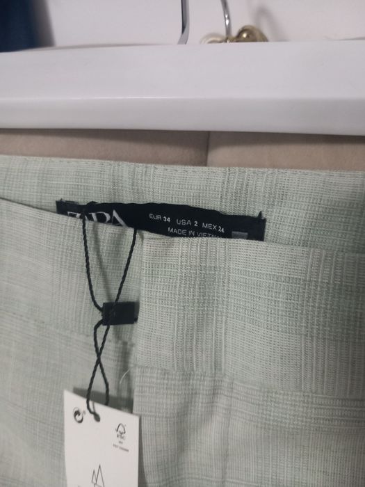 Pantaloni subtiri conici in carouri verde menta matimea 34 Zara