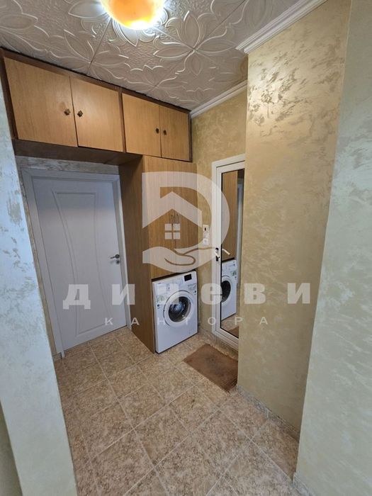 Продава тристаен апартамент до Мол Галерия