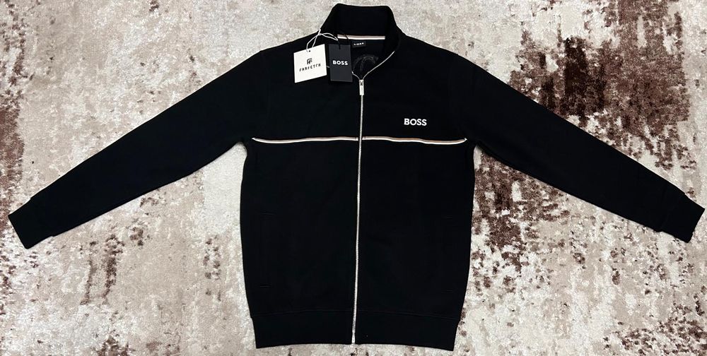 Vând jacheta noua de bărbați Boss