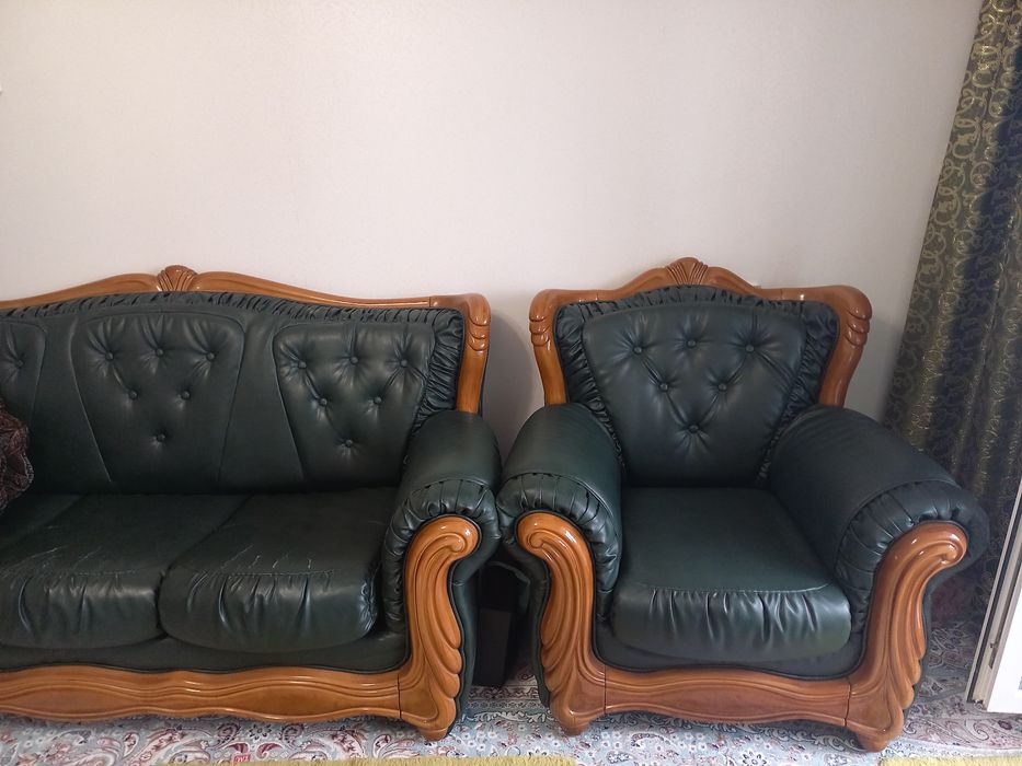 Продам диван с двумя креслами