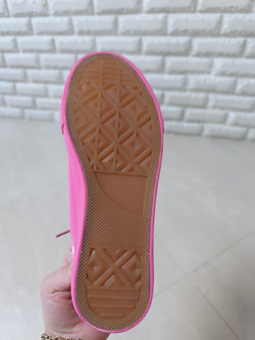 Продавам нови розови кецове от текстил