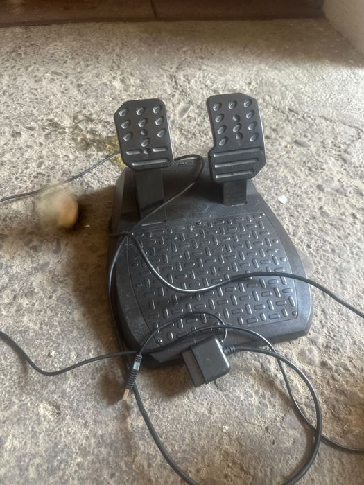 Volan și pedale Thrustmaster