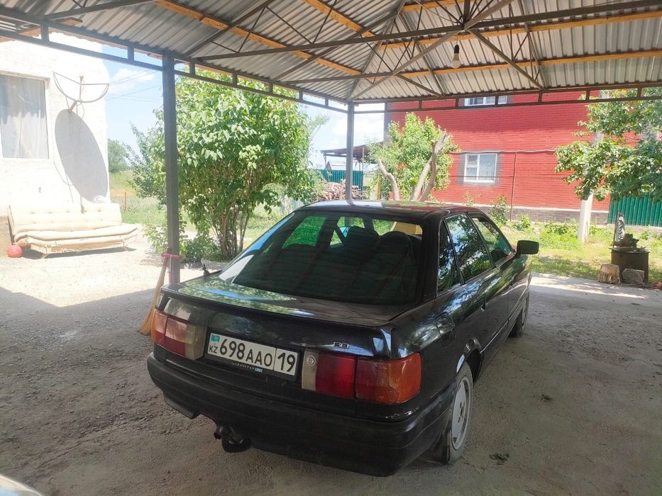 Автомобиль ауди 80