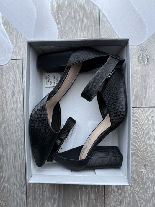 Pantofi cu toc cu catarama, negru