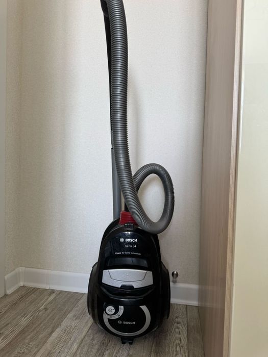 Продам Пылесос Bosch BGS2UPWER3 черный